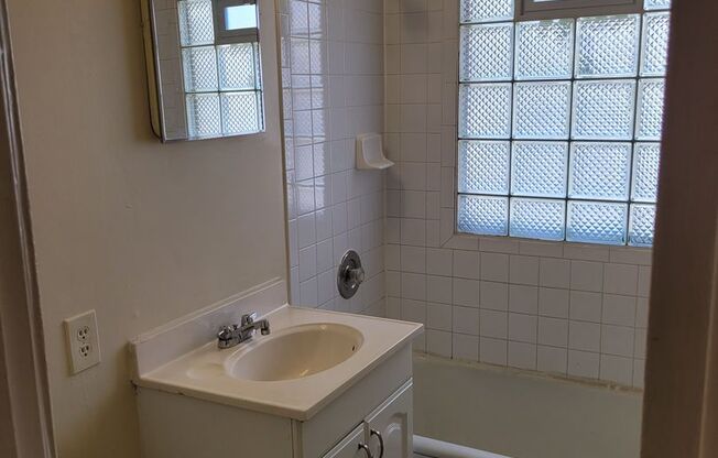Studio, 1 bath, $895, Unit 19