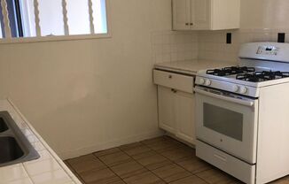 2 beds, 1 bath, 800 sqft, $2,350, Unit West #14