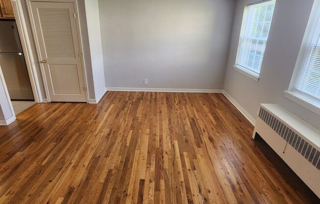 2 beds, 1 bath, 897 sqft, $2,135, Unit B-07