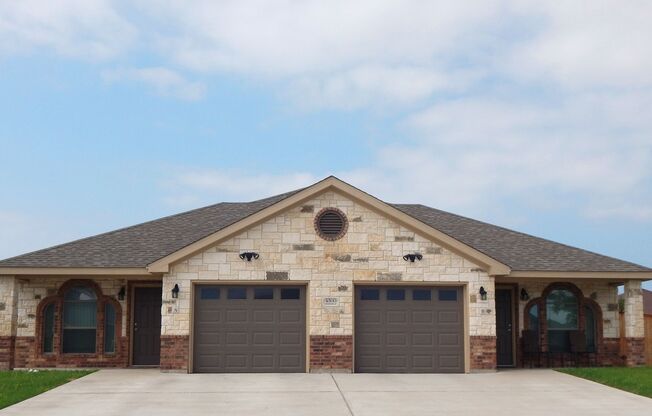 Beautiful 3bed/2bath Duplex near Clear Creek Viewable 8/5