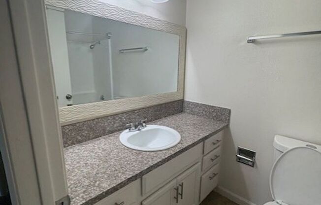 2 beds, 2 baths, 865 sqft, $1,595, Unit 42