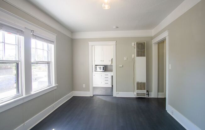 SUMMER SPECIAL: Studio w/Vintage Touches, Modern Upgrades + FREE LAUNDRY!