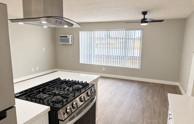 1 bed, 1 bath, 700 sqft, $2,280