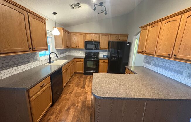 Grand Island 3/2 w/ Enclosed Backyard & Patio