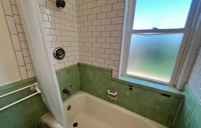 Studio, 1 bath, 400 sqft, $805, Unit 303