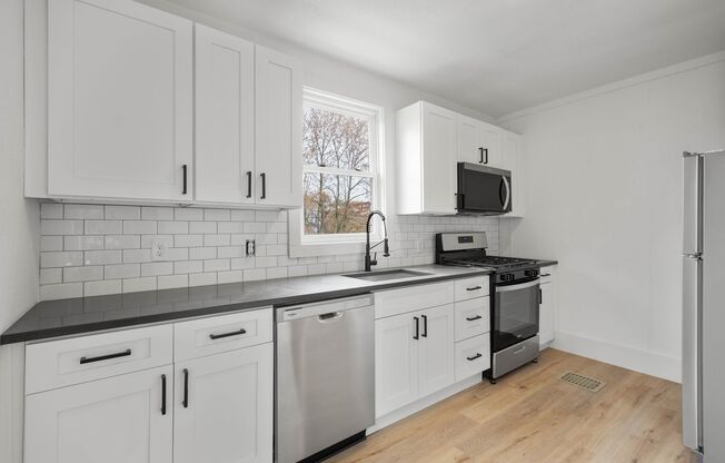 2 BEDROOM END UNIT IN THE HEART OF DORMONT, READY FOR MOVE IN!