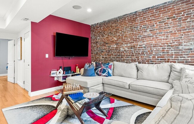 305 SUMNER ST