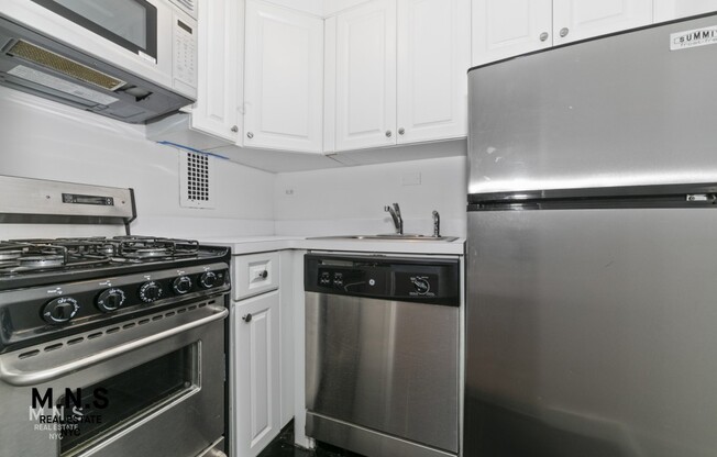 3 beds, 2 baths, $6,647, Unit 6-RK