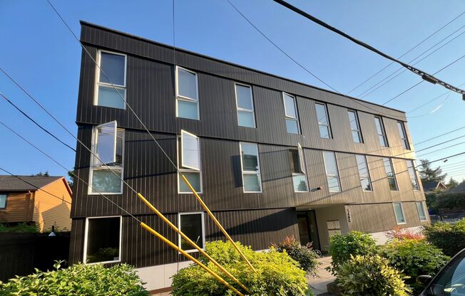 *Modern* New 1 BD* 1 BA* Condo located in North Portlands between Missippi Neighborhood & Alberta's Art District! W/S/T Utility INCLUDED IN RENT!!!!!!!