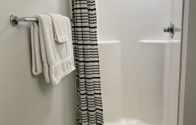 Studio, 1 bath, 365 sqft, $1,015, Unit 221