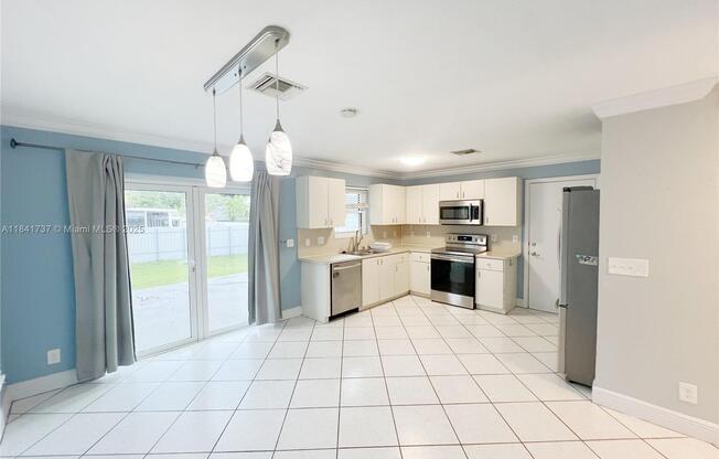 5565 SW 43 ST