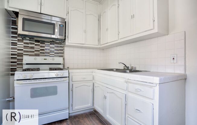 1 bed, 1 bath, 415 sqft, $1,650, Unit 1007 Simmons Ave