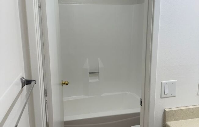 Studio, 1 bath, $995, Unit 04