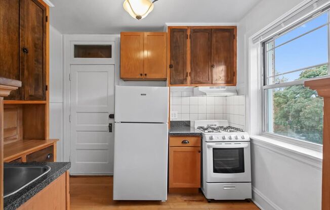 1 bed, 1 bath, $1,425, Unit 33-3B