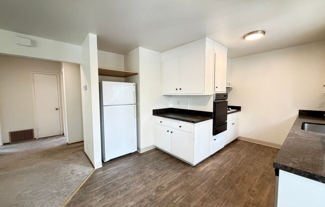 2 beds, 1 bath, $2,600, Unit 2053 Central Ave C (LO)