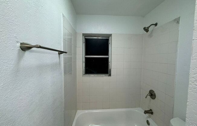 2 beds, 1 bath, 850 sqft, $1,925, Unit F106