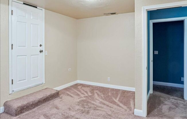 Fabulous 2 bed Plus Den, 1 bath in San Francisco (Downstairs Unit)