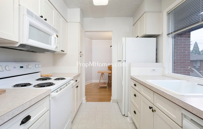 One Bedroom Condo in Lake Oswego Village - Lake Views!