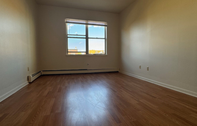 2 beds, 1 bath, $2,900