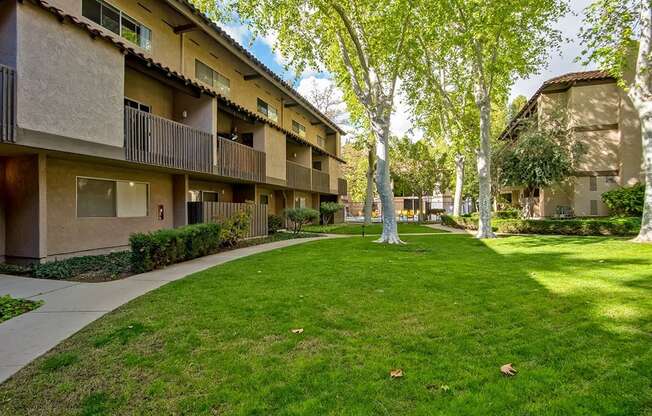 Green Space to Walk And Relax at Wilbur Oaks Apartments, Thousand Oaks