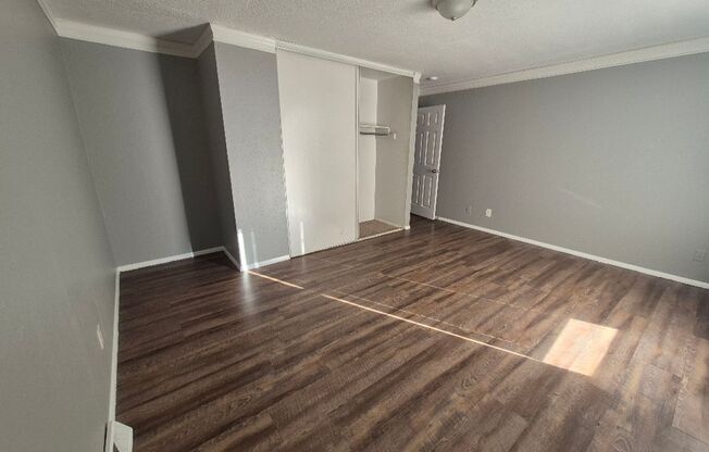 2 beds, 1 bath, 945 sqft, $1,100, Unit 4001D