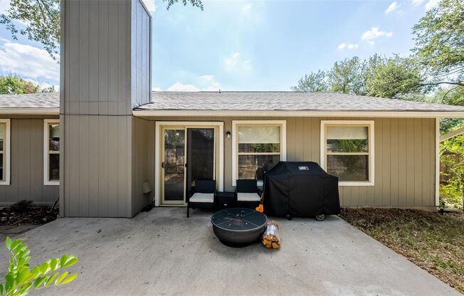 Fully Furnished! Gorgeous Corner Lot 3/2 Home in Milwood