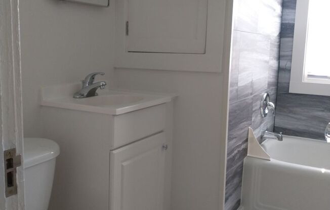 $1100 - 2 Bedroom 1 Bath Duplex - Walk to Downtown!