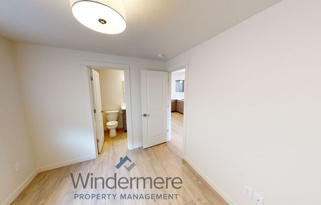 2 beds, 1 bath, 880 sqft, $1,695, Unit 327 People's