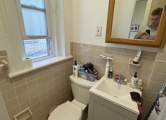 2 beds, 1 bath, $2,550, Unit 2