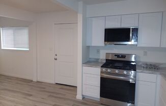 3 beds, 2 baths, $2,800, Unit 4