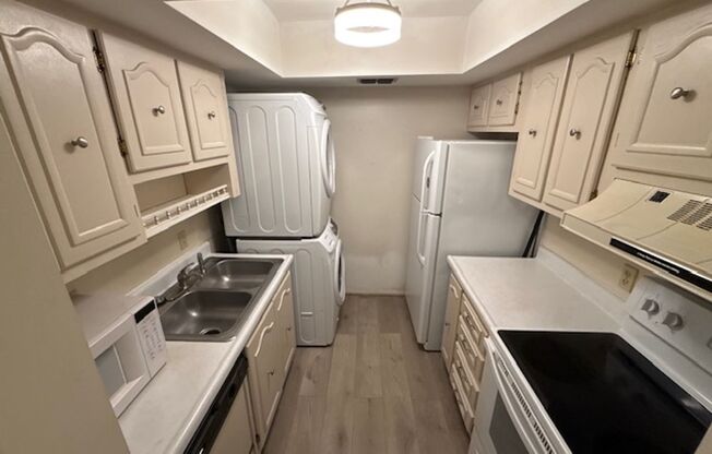 1 Bedroom/1 Bathroom 2nd Floor Condo at Sandlewood Villas AVAILABLE NOW! First FULL month's rent free!