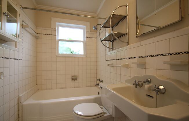 Charming 2/1 Downstairs Apartment Unit w/ AMAZING Character! Real Hardwood Floors Throughout//Minutes to Downtown Fort Worth/West 7th St!
