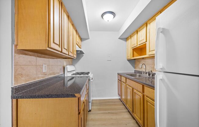1 bed, 1 bath, 700 sqft, $1,000, Unit J4 (1BR)
