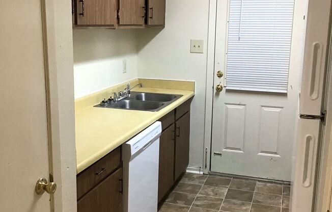 2 beds, 2 baths, 995 sqft, $800, Unit 14