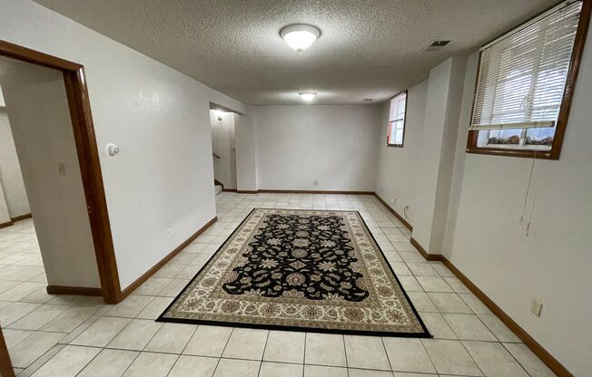 3 beds, 2 baths, $950, Unit C