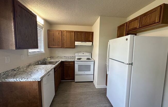 2 beds, 1 bath, $800, Unit Apt 12