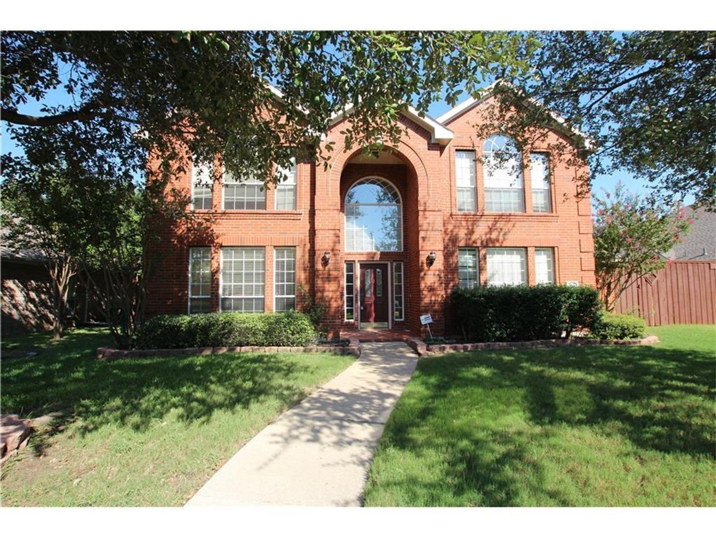 Amazing 5 Bedroom open floor plan house. Paint inside and outside.