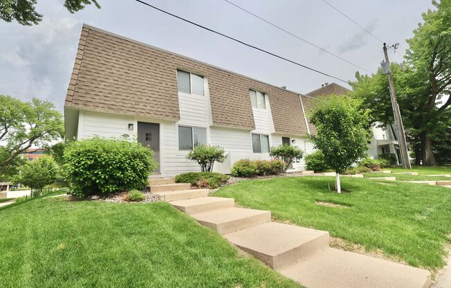 3 beds, 2 baths, 2,000 sqft, $1,995, Unit 32