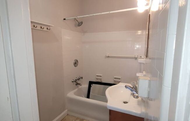 1 bed, 1 bath, $1,450, Unit 2R