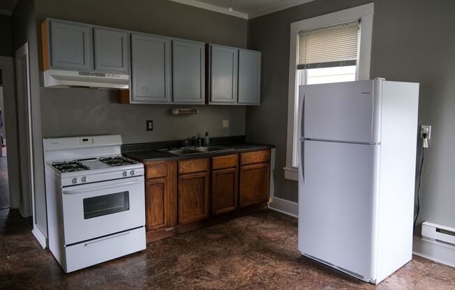 4 beds, 1 bath, $1,295, Unit Unit # 3