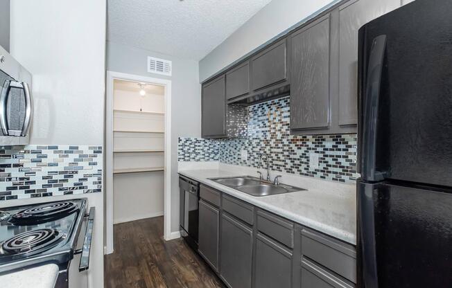 2 beds, 2 baths, 996 sqft, $1,042