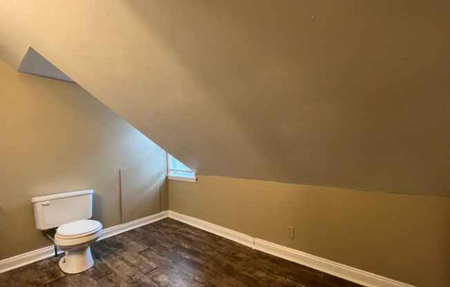 3 beds, 1 bath, $1,425, Unit Unit 4