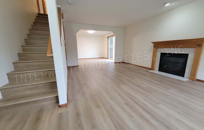 *1ST MONTH'S RENT FREE PROMO* SE Portland Home on A Cul-De-Sac with Garage, Yard, Fireplace and Much More!