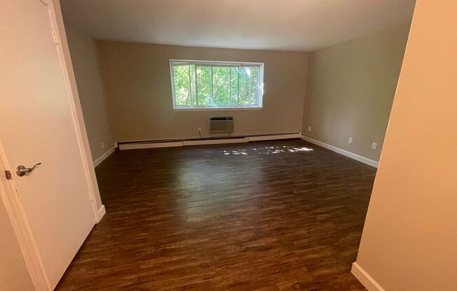 2 beds, 1 bath, $1,425, Unit 107