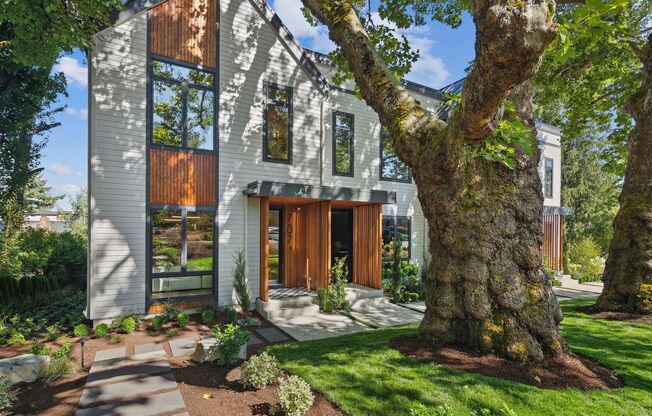 Skyview Townhome: Luxury Living in Lake Oswego's Premier First Addition Neighborhood