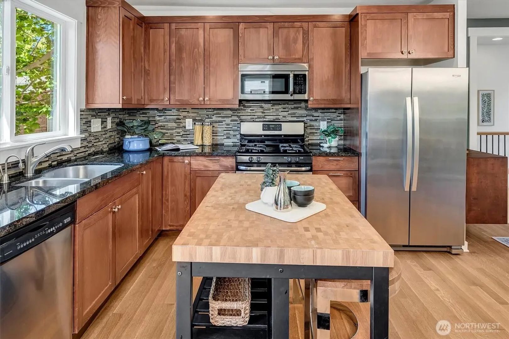 Alaska Junction - 3 bedroom and 2 1/2 bathroom