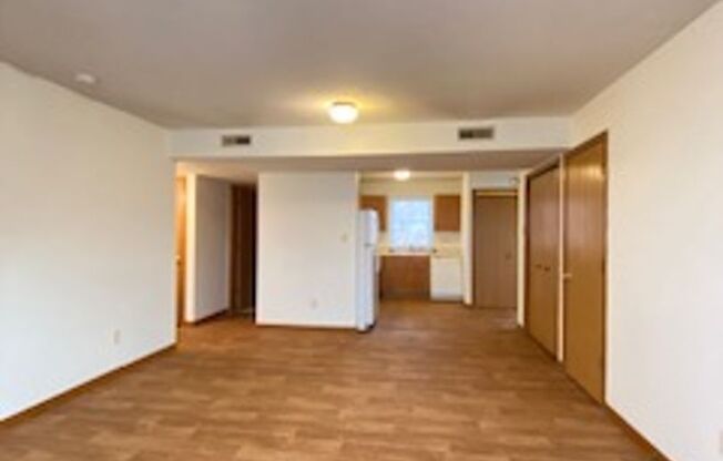 3 beds, 1 bath, 1,034 sqft, $995, Unit Apt. C