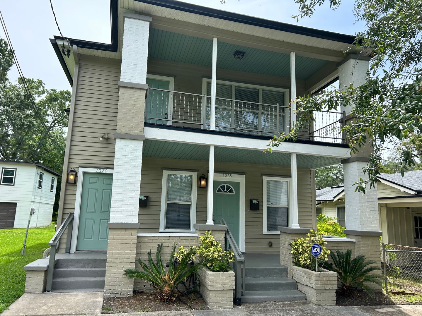 2/2 2nd Floor w/ Balcony Unit in Murray Hill!