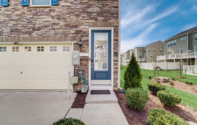 Luxurious 3 BR/2 Full BA & 2 Half BA EOG Townhome in Millersville!