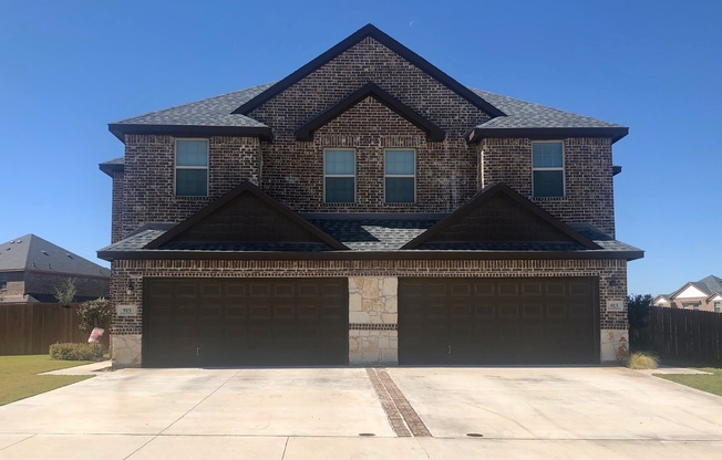 LUXURY 2 STORY DUPLEX LOCATED IN MIDLOTHIAN, TEXAS!